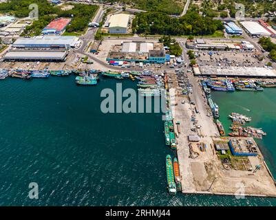 Bunte traditionelle Fischerboote im Fischhafen von General Santos. Mindanao, Philippinen. Stockfoto