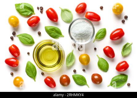 Flache Lage Zusammensetzung aus Öl, Salz und Gemüse isoliert auf weißem Hintergrund, Draufsicht Stockfoto