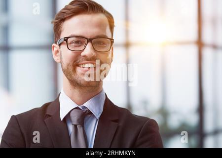Nahaufnahme Foto eines erfolgreichen und glücklichen Geschäftsmanns, der in einem modernen Bürogebäude arbeitet, Senior Investor Stockfoto