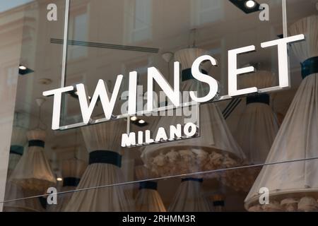 Mailand, Italien - 08 07 2023 : Twinset milano Logo Marke und Textschild auf Boutique Eingang Fassade Kette Shop Stockfoto