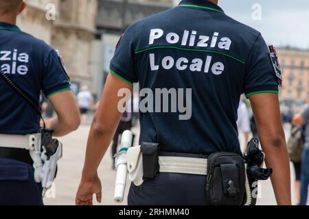 Mailand, Italien - 08 17 2023 : Polizia locale Polizist Hemd mit Textschild Polizei italienische lokale Polizei Patrouille in der Stadt Straße Stockfoto