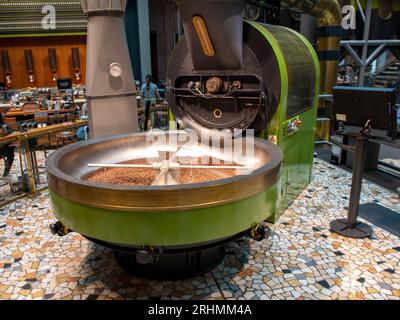 Mailand, Italien - 08 17 2023 : starbucks röstet uns Kaffee-Shop-Inneneinrichtung zu berühmten amerikanischen Café-Haus-Kette in mailand italien Stockfoto