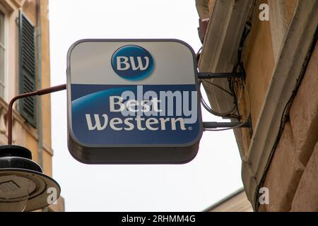 Pau, Frankreich - 08 17 2023 : Best Western Hotel Markensymbol und Textlogo auf der Fassade Wandeingang von uns internationalen Hostel Unternehmen Stockfoto