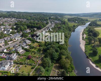 Eine Drohnenansicht von Peterculter, einem Vorort von Aberdeen Schottland, neben dem Fluss Dee Stockfoto