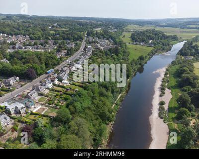 Eine Drohnenansicht von Peterculter, einem Vorort von Aberdeen Schottland, neben dem Fluss Dee Stockfoto