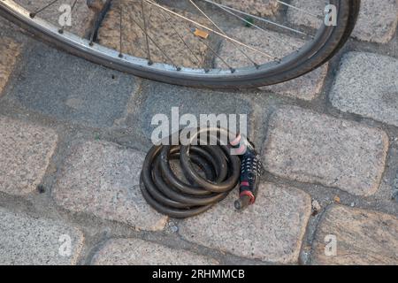 Fahrraddiebstahl gefaltetes Fahrradschloss gestohlenes Fahrradschloss, das von einem Dieb durchgeschnitten wurde Stockfoto