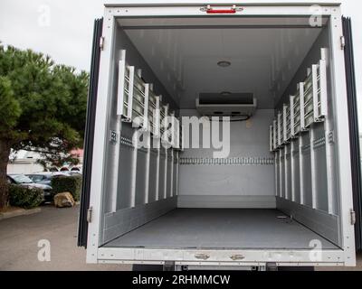 Innenwagen eines leeren Zentralenladers mit großen Türen, die auf leerem Platz geöffnet sind, kleines Fahrzeug Stockfoto
