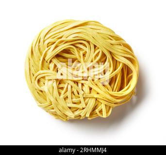 Trockene ungekochte gelbe asiatische Eiernudeln isoliert auf weißem Hintergrund, Draufsicht Stockfoto