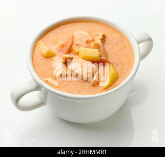 Schüssel mit Lachs- und Tomatensuppe auf weißem Hintergrund Stockfoto