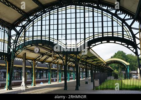 Den Bosch, Niederlande - 15. August 2023: Bahnsteig am Bahnhof mit Sonnenlicht durch die alten Bleifenster (Buntglas) Stockfoto