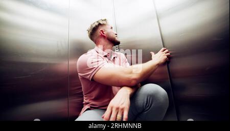 Man Platzangst Leiden gefangen im Aufzug Schreien Stockfoto