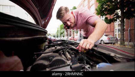 Eine Panne. Mann Am Handy Ruft Den Fahrzeugservice Stockfoto