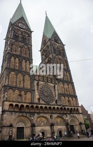 St. Peter's Catherdal in Bremen, Deutschland. Katholische Ziegelfassade am grauen Himmel. Der mittelalterliche Dom am Marktplatz, Bremen. Stockfoto