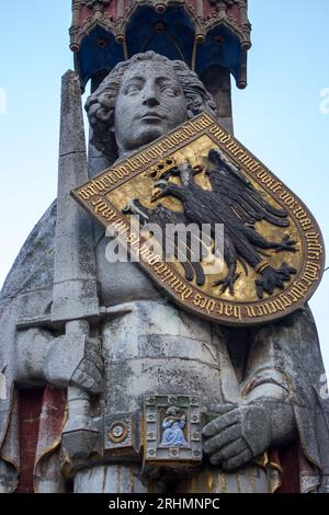 Berühmte Skulptur von Roland auf dem Bremer Marktplatz. Mittelalterliche Statue mit Schwert und Schild. Altes Denkmal von Roland, Deutschland. Stockfoto