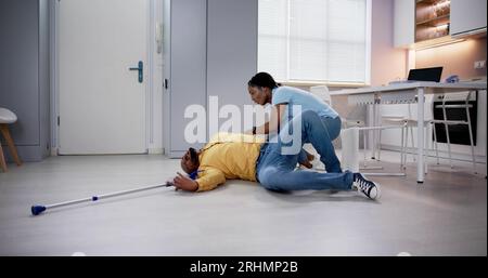 Älterer Älterer Mann – Risiko Des Sturzes Und Des Sturzes Stockfoto