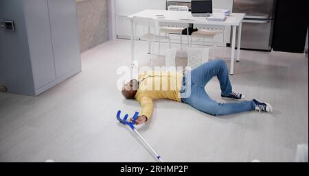 Älterer Älterer Mann – Risiko Des Sturzes Und Des Sturzes Stockfoto