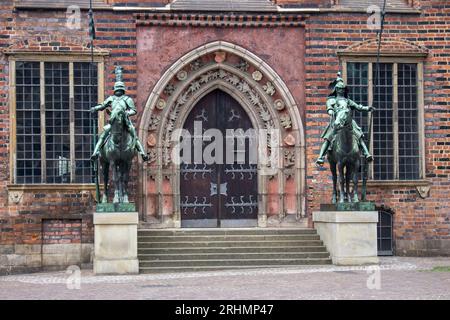 Bronzestatue mittelalterlicher Ritter in der Nähe des Bremer Rathauses. Das kulturelle Erbe Deutschlands. Antike Skulpturen im Zentrum Bremens. Mittelalterliche Kunst Stockfoto