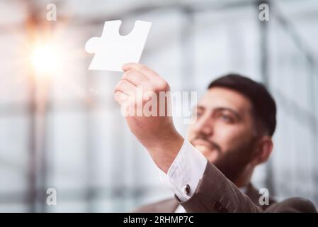 Die Leute halten ein Puzzle in der Hand. Geschäftslösungen, Erfolg und Strategie. Stockfoto