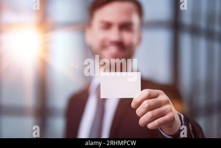 Ein Geschäftsmann zeigt eine leere Visitenkarte, Nahaufnahme Stockfoto