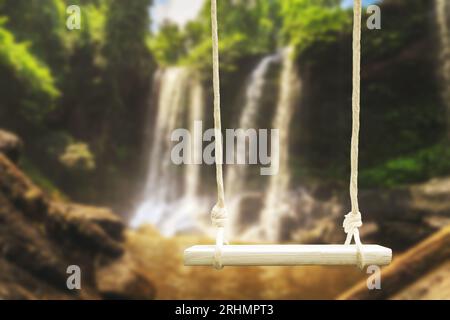 Hängende Schaukel zur Produktpräsentation. Im Hintergrund befindet sich der wunderschöne Phnom Kulen Wasserfall. Stockfoto