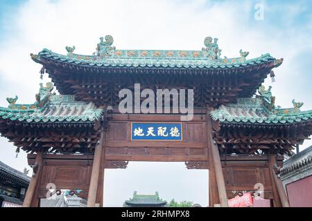 Taiyuan Shanxi China-Juli 29 2023: Oberster Teil eines traditionellen chinesischen Torbogens. Stockfoto