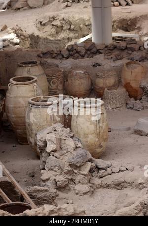 Santorini, Griechenland - 01. Juli 2021: In der prähistorischen Stadt Akrotiri, Ausgrabungsstätte einer minoischen bronzezeitlichen Siedlung, wurde antike Keramik geborgen Stockfoto