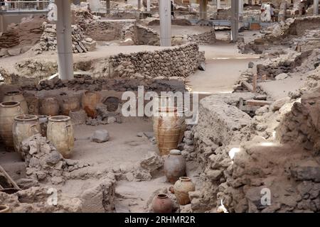 Santorini, Griechenland - 01. Juli 2021: In der prähistorischen Stadt Akrotiri, Ausgrabungsstätte einer minoischen bronzezeitlichen Siedlung, wurde antike Keramik geborgen Stockfoto