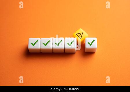 Während des Tests ist ein neues Problem aufgetreten. Systemwarnung. Bei einer Prüfung wurde ein unbekanntes Problem festgestellt. Fehlerkorrektur. Irgendwas stimmt nicht. Arbeitsplatz s Stockfoto