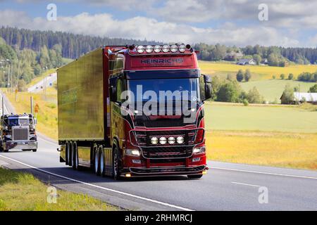 Wunderschön angepasster Scania S650 6x2 Truck 2019 und Anhänger Heinrichs Thermoliner GmbH im Konvoi zur Power Truck Show. Highway 3, Finnland. Aug. 2023. Stockfoto