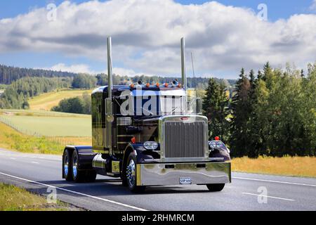 Wunderschön angepasster Peterbilt-Lkw 1984 im Lkw-Konvoi zur Power Truck Show. Gewinner der american Trucks-Kategorie. Highway 3, Finnland. August 2023. Stockfoto