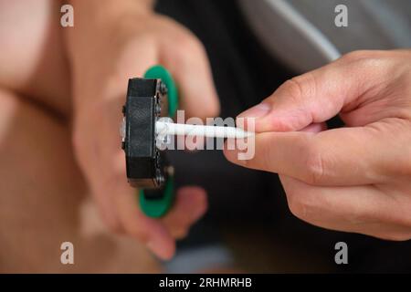 Man-Hand-Befestigung des Netzkabels am RJ45-Steckverbinder mit Datenkabel-Crimper. Stockfoto