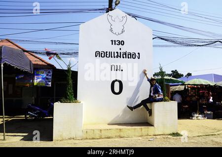 Reisende thai-Frauen reisen und reisen besuchen machen Fotos mit den Wahrzeichen des Doi Mae Salong Berghügels im Mae Fah Luang Tal c Stockfoto