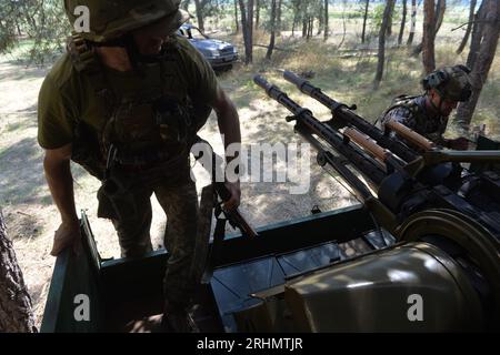 Bezirk Kupjansk, Ukraine. Aug. 2023. Ukrainische Soldaten nehmen an der Luftverteidigungsoperation im Bezirk Kupjansk, Ukraine, am 16. August 2023 Teil. Quelle: Peter Druk/Xinhua/Alamy Live News Stockfoto