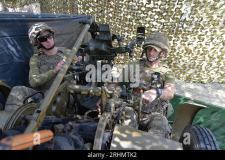 Bezirk Kupjansk, Ukraine. Aug. 2023. Ukrainische Soldaten bedienen Waffen im Bezirk Kupjansk, Ukraine, 16. August 2023. Quelle: Peter Druk/Xinhua/Alamy Live News Stockfoto