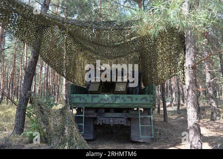 Bezirk Kupjansk, Ukraine. Aug. 2023. Ukrainische Soldaten bedienen Waffen im Bezirk Kupjansk, Ukraine, 16. August 2023. Quelle: Peter Druk/Xinhua/Alamy Live News Stockfoto