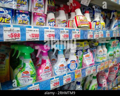 Tokio. Aug. 2023. Dieses Foto vom 16. August 2023 zeigt ein Regal in einem Supermarkt in Tokio, Japan. Die japanischen Verbraucherpreise stiegen im Juli im 23. Monat von Jahr zu Jahr, sagte die Regierung in einem Bericht am Freitag. Quelle: Zhang Xiaoyu/Xinhua/Alamy Live News Stockfoto