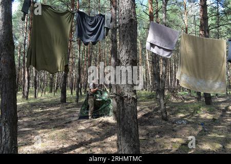 Bezirk Kupjansk, Ukraine. Aug. 2023. Ein ukrainischer Soldat ruht im ukrainischen Bezirk Kupjansk, 16. August 2023. Quelle: Peter Druk/Xinhua/Alamy Live News Stockfoto