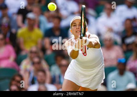 Tennisspielerin Belinda Bencic (SUI) bei den Wimbledon Championships 2023, All England Lawn Tennis and Croquet Club, London, England. Stockfoto