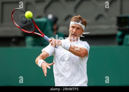 Tennisspieler Liam Broady (GBR) in Aktion bei den Wimbledon Championships 2023, All England Lawn Tennis and Croquet Club, London, England. Stockfoto