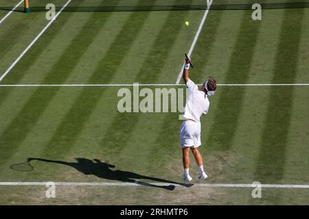 Tennisspieler Liam Broady (GBR) in Aktion bei den Wimbledon Championships 2023, All England Lawn Tennis and Croquet Club, London, England. Stockfoto