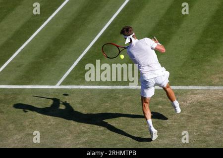 Tennisspieler Liam Broady (GBR) in Aktion bei den Wimbledon Championships 2023, All England Lawn Tennis and Croquet Club, London, England. Stockfoto