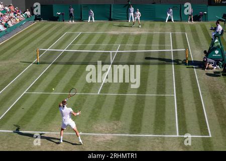 Tennisspieler Liam Broady (GBR) gegen Denis Shapovalov (CAN) bei den Wimbledon Championships 2023, All England Lawn Tennis and Croquet Club, Lon Stockfoto