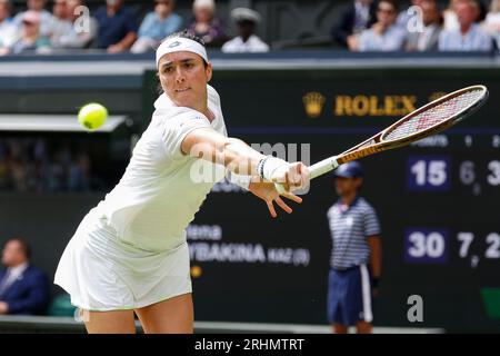 Tennisspieler Ons Jabeur (tun) in Aktion bei den Wimbledon Championships 2023, All England Lawn Tennis and Croquet Club, London, England. Stockfoto