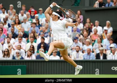 Tennisspieler Ons Jabeur (tun) in Aktion bei den Wimbledon Championships 2023, All England Lawn Tennis and Croquet Club, London, England. Stockfoto