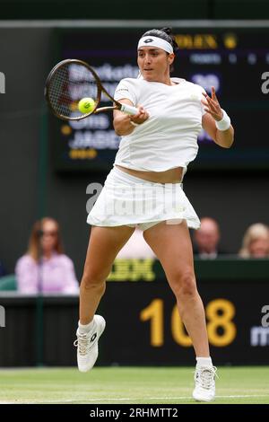 Tennisspieler Ons Jabeur (tun) in Aktion bei den Wimbledon Championships 2023, All England Lawn Tennis and Croquet Club, London, England. Stockfoto