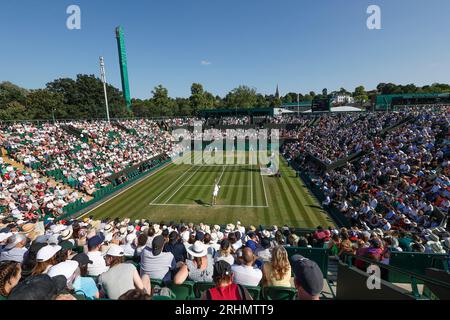 Tennisspieler Liam Broady (GBR) gegen Denis Shapovalov (CAN) bei den Wimbledon Championships 2023, All England Lawn Tennis and Croquet Club, Lon Stockfoto