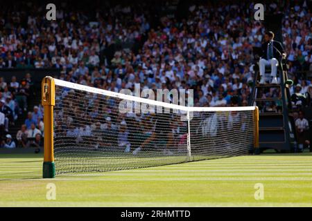 Nachmittagslicht im Netz und Mittelfeld bei den Wimbledon Championships 2023, All England Lawn Tennis and Croquet Club, London, England. Stockfoto