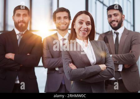 Professionelle Mitarbeiter, Führungskräfte, die sich für das Unternehmensproporträt und die Führung zusammentun Stockfoto