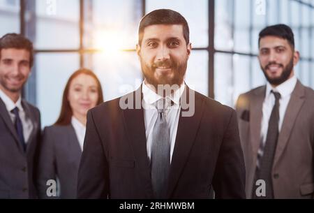 Gruppenporträt von vier erfolgreichen jungen Geschäftsleuten. Ein Team aus 4 zufriedenen, selbstbewussten Geschäftsleuten in intelligenter Bürokleidung Stockfoto