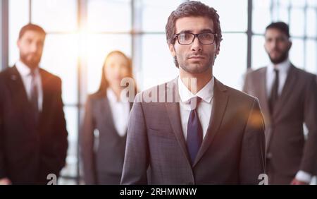 Verschiedene Führungskräfte des Unternehmensteams, die mit einer multiethnischen Gruppe von Mitarbeitern posieren. Stockfoto
